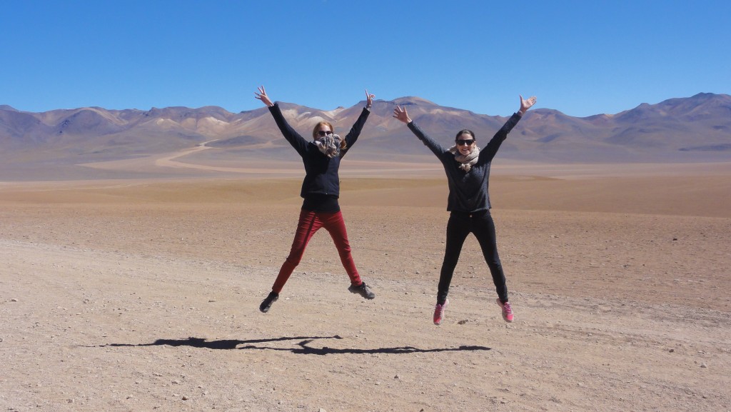 Marieke und Nicole vor dem Vulcan der 7 Farben.