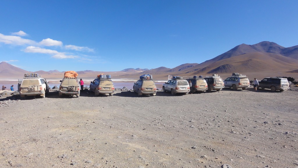 Fuhrpark von Tourikarren. Alles 4x4 Wheeler und alle auf dem selben Weg unterwegs - die Kehrseite der Unternehmung!