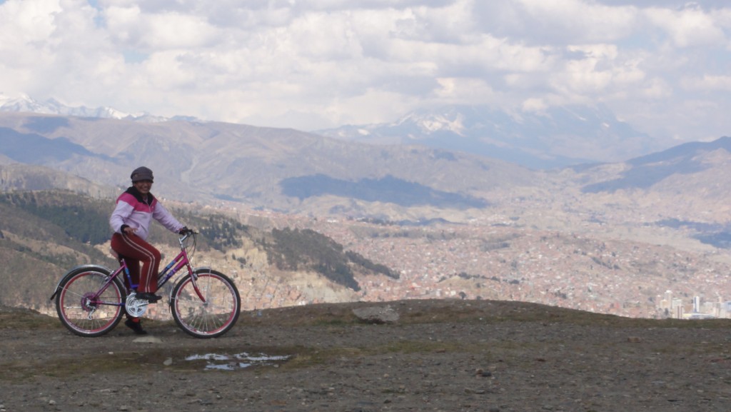 Dani vor dem Panorama von La Paz, ca. 600m unter uns.
