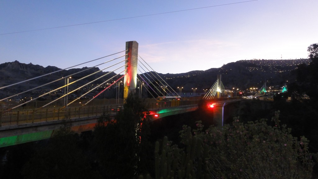 Blick auf La Paz im Dämmerlicht.