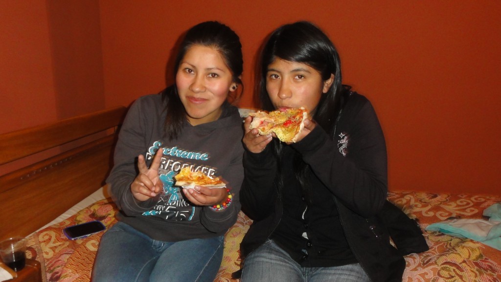 Anahi und Dani beim Pizza essen.